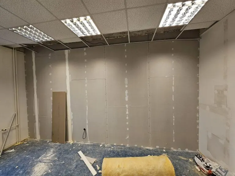 A místnosti jsou přepažené